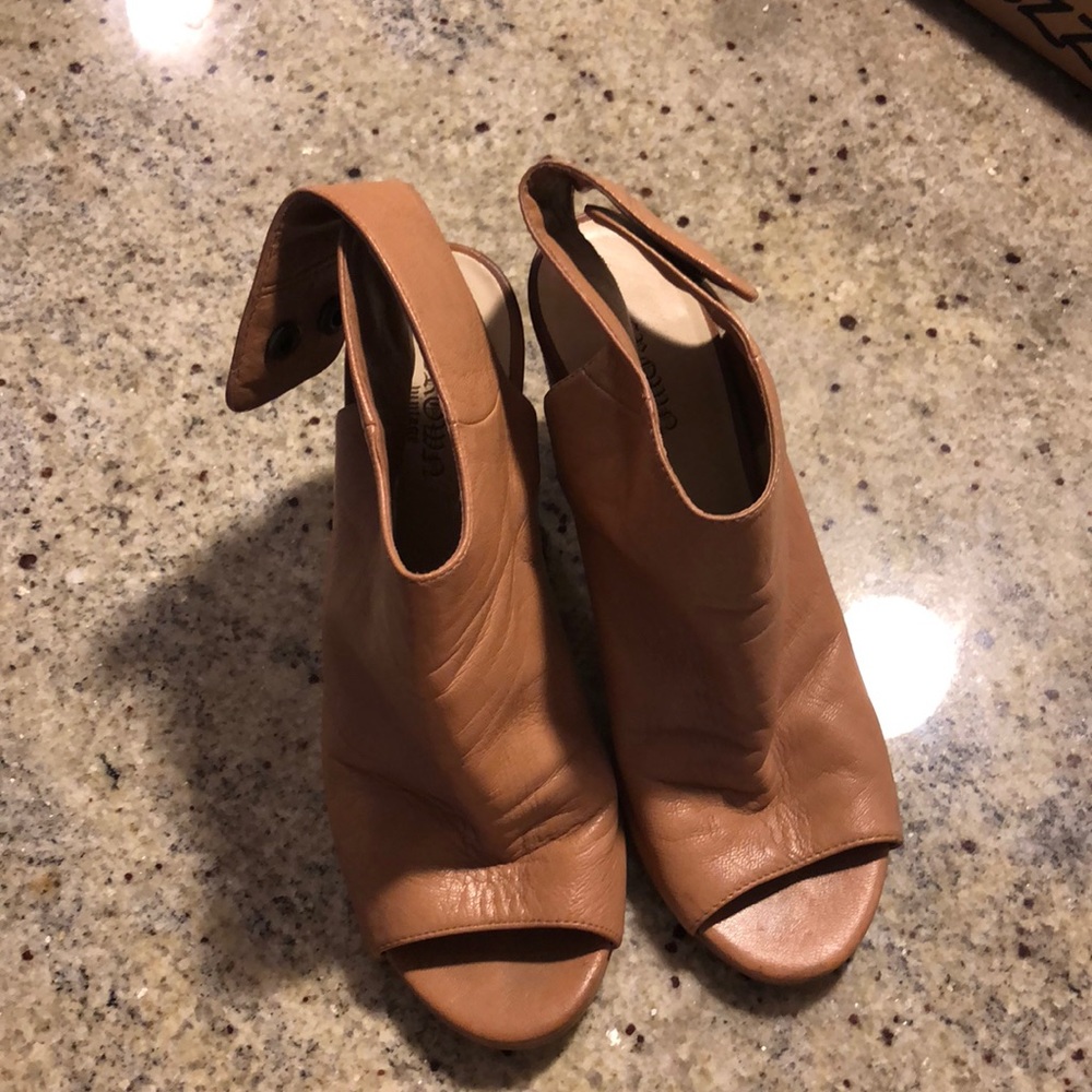 Crown Vintage Leather Peep-Toe backless booties